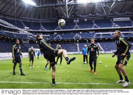 151006 Isaac Kiese Thelin, Zlatan Ibrahimovic, Pontus Wernbloom und Andreas Granqvist - Training der schwedischen Nationalmannschaft 6 oktober 2015 i Stockholm.  Copyright: JOELxMARKLUND BB151006JM001
