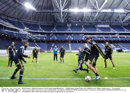 151006 Isaac Kiese Thelin, Kim Källström und Zlatan Ibrahimovic - Training der schwedischen Nationalmannschaft 6 oktober 2015 i Stockholm.  Copyright: JOELxMARKLUND BB151006JM013