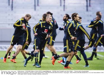 151006 John Guidetti und Albin Ekdal - Training der schwedischen Nationalmannschaft 6 oktober 2015 i Stockholm.  Copyright: JOELxMARKLUND BB151006JM015