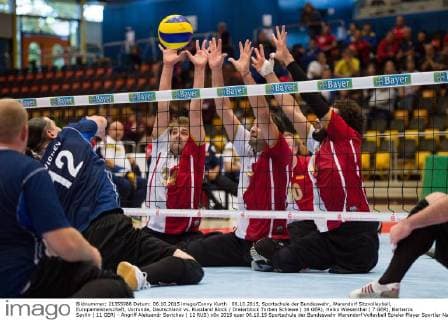 06.10.2015, Sportschule der Bundeswehr, Warendorf Sitzvolleyball, Europameisterschaft, Vorrunde, Deutschland vs. Russland Block Dreierblock Torben Schiewe ( 14 GER), Heiko Wiesenthal ( 7 GER), Barbaros Sayilir ( 11 GER) - Angriff Aleksandr Savichev ( 12 RUS)