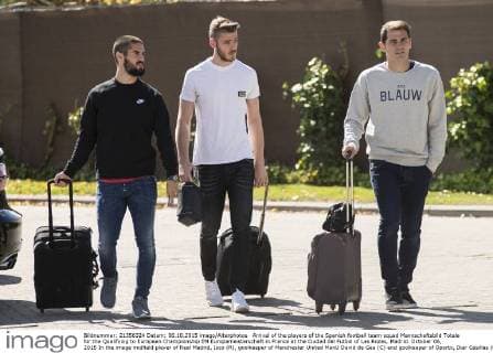 Arrival of the players of the Spanish football team squad Mannschaftsbild Totale for the Qualifying to European Championship EM Europameisterschaft in France at the Ciudad del Futbol of Las Rozas, Madrid. October 06, 2015 In the image midfield player of Real Madrid, Isco (R), goolkeeper of Manchester United ManU David de Gea (C) and goolkeeper of Oporto, Iker Casillas (L).  (20151006012)