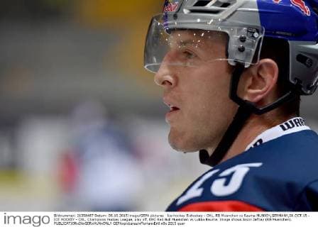 Ice hockey Eishockey - CHL, RB Muenchen vs Rauma MUNICH,GERMANY,06.OCT.15 - ICE HOCKEY - CHL, Champions Hockey League, play off, EHC Red Bull Muenchen vs Lukko Rauma. Image shows Jason Jaffray (RB Muenchen). GEPAxpictures xFlorianxErtl