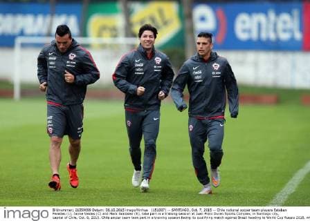 (151007) -- SANTIAGO, Oct. 7, 2015 -- Chile national soccer team players Esteban Paredes (L), Jaime Valdes (C) and Mark Gonzalez (R), take part in a training session at Juan Pinto Duran Sports Complex, in Santiago city, capital of Chile, Oct. 6, 2015. Chile soccer team took part in a training session facing its qualifying match against Brazil heading to World Cup Russia 2018, which will be played on Oct. 8 at the Santiago National Stadium. ANFP) (SP)CHILE-SANTIAGO-SOCCER-TRAINING e JORGExVILLEGAS 