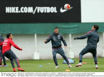 (151007) -- SANTIAGO, Oct.7, 2015 -- Chile national soccer team players Fabian Orellana (L), Mark Gonzalez (C) and Eduardo Vargas (R), take part in a training session at Juan Pinto Duran Sports Complex, in Santiago city, capital of Chile, Oct. 6, 2015. Chile soccer team took part in a training session facing its qualifying match against Brazil heading to World Cup Russia 2018, which will be played on Oct. 8 at the Santiago National Stadium. ANFP) (SP)CHILE-SANTIAGO-SOCCER-TRAINING e JORGExVILLEGAS 