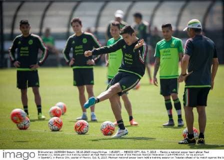 (151007) -- MEXICO CITY, Oct. 7, 2015 -- Mexico s national soccer team player Raul Jimenez (C), takes part in a training session at High Performance Center of the Mexican Football Federation (CAR-FEMEXFUT, for its acronym in Spanish), in Mexico City, capital of Mexico, Oct. 6, 2015. Mexican national soccer team held a training session on Tuesday ahead of its match against the United States national soccer team for a spot in the Confederations Cup Russia 2017, to be played on Oct. 10 at Rose Bowl stadium in California. Pedro Mera) (SP)MEXICO-MEXICO CITY-SOCCER-TRAINING e PedroxMera 