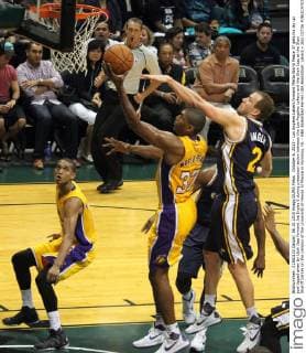 October 6, 2015 - Los Angeles Lakers forward Metta World Peace 37 gets his lay up just tipped away by Utah Jazz forward Joe Ingles 2 during preseason action between the Los Angeles Lakers and the Utah Jazz at the Stan Sheriff Center on the campus of the University of Hawaii at Manoa in Honolulu, HI. - NBA Basketball Herren USA Basketball: Lakers v Jazz OCT06 - ZUMAc04_
