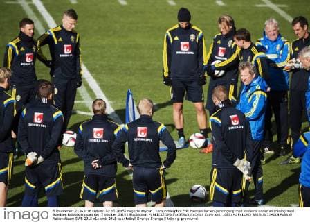 Förbundskapten Erik Hamren har en genomgang med spelarna under en träning med Sveriges fotbollslandslag den 7 oktober 2015 i Stockholm.  Copyright: JOELxMARKLUND BB151007JM014