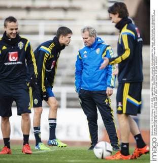 Mikael Lustig och förbundskapten Erik Hamren i samtal under en träning med Sveriges fotbollslandslag den 7 oktober 2015 i Stockholm.  Copyright: JOELxMARKLUND BB151007JM018