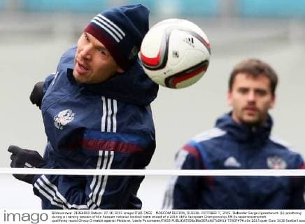 MOSCOW REGION, RUSSIA. OCTOBER 7, 2015. Defender Sergei Ignashevich (L) practicing during a training session of the Russian national football team ahead of a 2016 UEFA European Championship EM Europameisterschaft qualifying round Group G match against Moldova. Vasily Ponomarev TASS  TS00F474