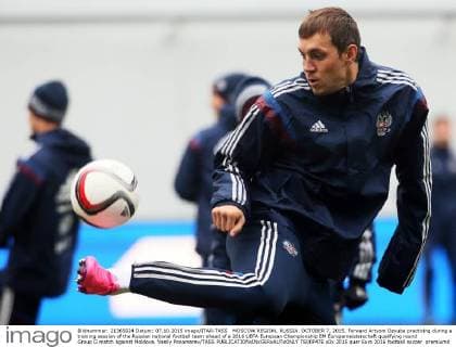 MOSCOW REGION, RUSSIA. OCTOBER 7, 2015. Forward Artyom Dzyuba practicing during a training session of the Russian national football team ahead of a 2016 UEFA European Championship EM Europameisterschaft qualifying round Group G match against Moldova. Vasily Ponomarev TASS  TS00F47E