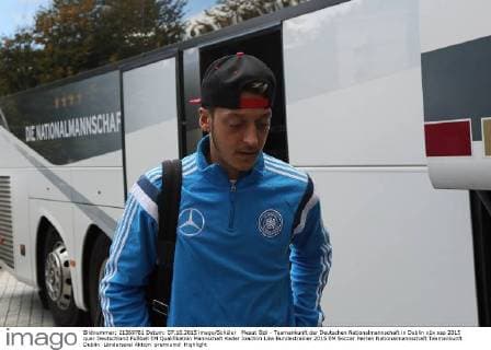 Mesut Özil - Teamankunft der Deutschen Nationalmannschaft in Dublin