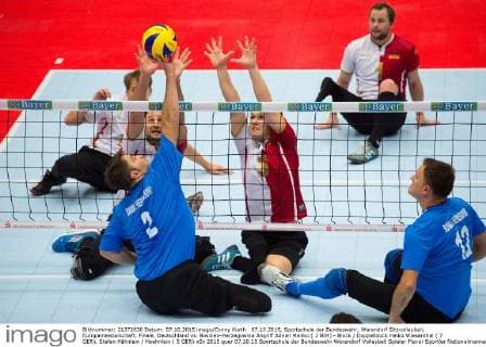 07.10.2015, Sportschule der Bundeswehr, Warendorf Sitzvolleyball, Europameisterschaft, Finale, Deutschland vs. Bosnien-Herzegowina Angriff Adnan Manko ( 2 BIH) - Block Doppelblock Heiko Wiesenthal ( 7 GER), Stefan Hähnlein Haehnlein ( 5 GER)