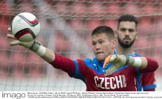 Aktuell Fußball, Training Nationalteam Tschechien Czech soccer team pictured during the training in Prague, Czech Republic, October 6, 2015. Goalkeepers left to right: Tomas Vaclik, Tomas Koubek (CTKxPhoto MichalxKamaryt) CTKPhotoP201510070819201  _KMT3006