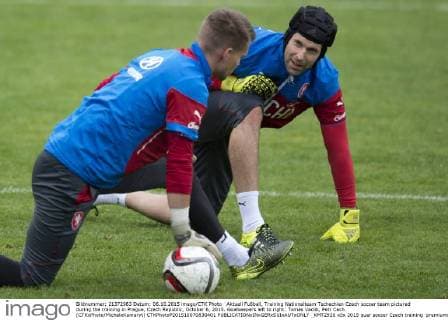 Aktuell Fußball, Training Nationalteam Tschechien Czech soccer team pictured during the training in Prague, Czech Republic, October 6, 2015. Goalkeepers left to right: Tomas Vaclik, Petr Cech. (CTKxPhoto MichalxKamaryt) CTKPhotoP201510070830401  _KMT2926