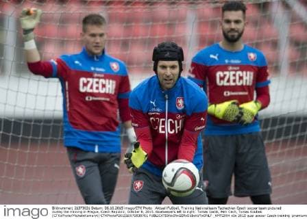 Aktuell Fußball, Training Nationalteam Tschechien Czech soccer team pictured during the training in Prague, Czech Republic, October 6, 2015. Goalkeepers left to right: Tomas Vaclik, Petr Cech, Tomas Koubek (CTKxPhoto MichalxKamaryt) CTKPhotoP201510070836701  _KMT2994