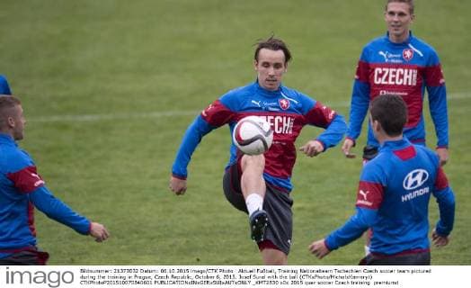Aktuell Fußball, Training Nationalteam Tschechien Czech soccer team pictured during the training in Prague, Czech Republic, October 6, 2015. Josef Sural with the ball (CTKxPhoto MichalxKamaryt) CTKPhotoP201510070840601  _KMT2830