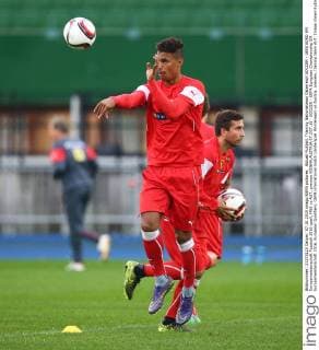Aktuell Fußball, Training Nationalteam Österreich SOCCER - UEFA EURO EM Europameisterschaft Fussball 2016 quali, MNE vs AUT, preview VIENNA,AUSTRIA,07.OCT.15 - SOCCER - UEFA European Championship EM Europameisterschaft 2016, European Qualifiers, OEFB international match Länderspiel Montenegro vs Austria, preview, training team AUT. Image shows Rubin Okotie and Markus Suttner (AUT). GEPAxpictures xChristianxOrt