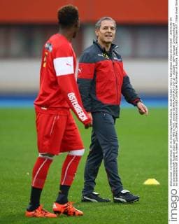Aktuell Fußball, Training Nationalteam Österreich SOCCER - UEFA EURO EM Europameisterschaft Fussball 2016 quali, MNE vs AUT, preview VIENNA,AUSTRIA,07.OCT.15 - SOCCER - UEFA European Championship EM Europameisterschaft 2016, European Qualifiers, OEFB international match Länderspiel Montenegro vs Austria, preview, training team AUT. Image shows David Alaba and head coach Marcel Koller (AUT). GEPAxpictures xChristianxOrt