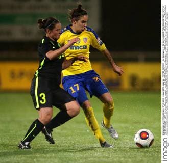 WOMEN SOCCER - CL, Spratzern vs Bardolino SANKT POELTEN,AUSTRIA,07.OCT.15 - WOMEN SOCCER - UEFA Womens Champions League, round of 16, FSK Sankt Poelten Spratzern vs ASD Bardolino Verona CF. Image shows Michela Ledri (Verona) and Lilla Sipos (St.Poelten). GEPAxpictures xWalterxLuger