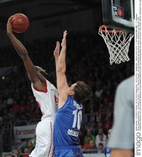 04.10.2015 - Basketball - Saison 2015 2016 - 1. Bundesliga Beko BBL - 1. Spieltag: Brose Baskets Bamberg - Crailsheim Merlins - HMI - Gabriel Olaseni (25, Brose Baskets Bamberg) mit Dunk gegen Konrad Wysocki (10, Crailsheim Merlins)