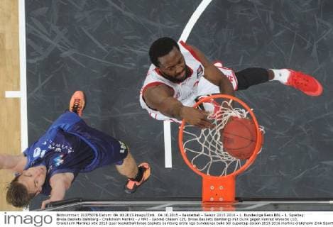 04.10.2015 - Basketball - Saison 2015 2016 - 1. Bundesliga Beko BBL - 1. Spieltag: Brose Baskets Bamberg - Crailsheim Merlins - HMI - Gabriel Olaseni (25, Brose Baskets Bamberg) mit Dunk gegen Konrad Wysocki (10, Crailsheim Merlins)