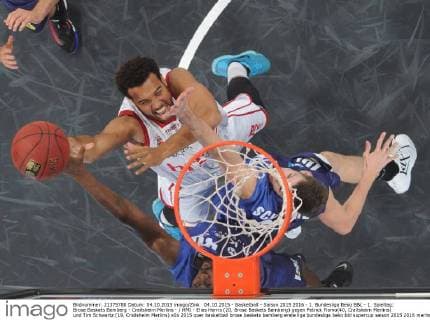 04.10.2015 - Basketball - Saison 2015 2016 - 1. Bundesliga Beko BBL - 1. Spieltag: Brose Baskets Bamberg - Crailsheim Merlins - HMI - Elias Harris (20, Brose Baskets Bamberg) gegen Patrick Flomo(40, Crailsheim Merlins) und Tim Schwartz (19, Crailsheim Merlins)