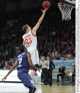 04.10.2015 - Basketball - Saison 2015 2016 - 1. Bundesliga Beko BBL - 1. Spieltag: Brose Baskets Bamberg - Crailsheim Merlins - HMI - Patrick Heckmann (33, Brose Baskets Bamberg) gegen Brandon Robinson (15, Crailsheim Merlins)