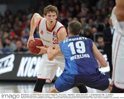 04.10.2015 - Basketball - Saison 2015 2016 - 1. Bundesliga Beko BBL - 1. Spieltag: Brose Baskets Bamberg - Crailsheim Merlins - HMI - Patrick Heckmann (33, Brose Baskets Bamberg) gegen Tim Schwartz (19, Crailsheim Merlins)