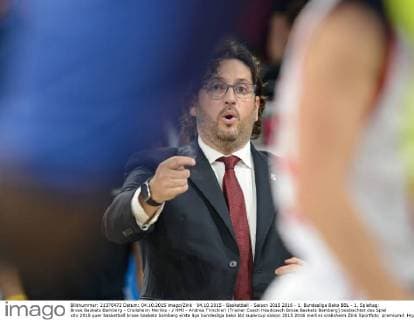 04.10.2015 - Basketball - Saison 2015 2016 - 1. Bundesliga Beko BBL - 1. Spieltag: Brose Baskets Bamberg - Crailsheim Merlins - HMI - Andrea Trinchieri (Trainer Coach Headcoach Brose Baskets Bamberg) beobachtet das Spiel