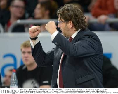 04.10.2015 - Basketball - Saison 2015 2016 - 1. Bundesliga Beko BBL - 1. Spieltag: Brose Baskets Bamberg - Crailsheim Merlins - HMI - Andrea Trinchieri (Trainer Coach Headcoach Brose Baskets Bamberg) ballt Fäuste