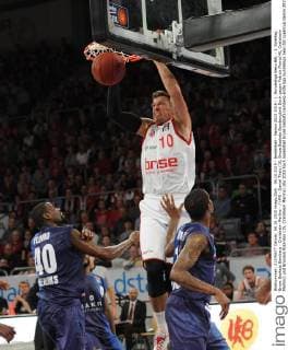 04.10.2015 - Basketball - Saison 2015 2016 - 1. Bundesliga Beko BBL - 1. Spieltag: Brose Baskets Bamberg - Crailsheim Merlins - HMI - Daniel Theis (10, Brose Baskets Bamberg)mit Dunk gegen Patrick Flomo(40, Crailsheim Merlins) und Brandon Robinson (15, Crailsheim Merlins)