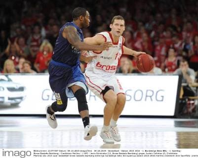 04.10.2015 - Basketball - Saison 2015 2016 - 1. Bundesliga Beko BBL - 1. Spieltag: Brose Baskets Bamberg - Crailsheim Merlins - HMI - Janis Strelnieks (13, Brose Baskets Bamberg) gegen Jordan Callahan (5, Crailsheim Merlins)