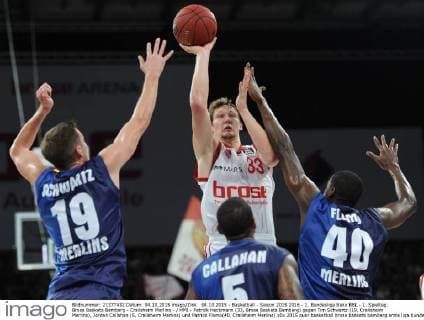 04.10.2015 - Basketball - Saison 2015 2016 - 1. Bundesliga Beko BBL - 1. Spieltag: Brose Baskets Bamberg - Crailsheim Merlins - HMI - Patrick Heckmann (33, Brose Baskets Bamberg) gegen Tim Schwartz (19, Crailsheim Merlins), Jordan Callahan (5, Crailsheim Merlins) und Patrick Flomo(40, Crailsheim Merlins)