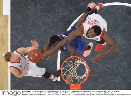 04.10.2015 - Basketball - Saison 2015 2016 - 1. Bundesliga Beko BBL - 1. Spieltag: Brose Baskets Bamberg - Crailsheim Merlins - HMI - Gabriel Olaseni (25, Brose Baskets Bamberg) und Lucca Staiger (8, Brose Baskets Bamberg) verteidigen gegen Andre Calvin (9, Crailsheim Merlins)