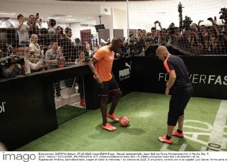 Aktuell Leichtathletik, Usain Bolt bei Puma-Promotiontermin in Mexiko Oct. 7, 2015 - Mexico - D07101509. JPG.MÃ‰XICO, D.F. Athletics Atletismo-Usain Bolt.- El atleta jamaiquino Usain Bolt y el delantero de las Ãguilas del América, Darío Benedetto, juegan al futbol el miércoles 7 de octubre de 2015. El encuentro, narrado por el ex jugador Luis García, forma parte de una campaña promocional que el velocista caribeño presenta en una tienda departamental en Polanco. Foto: Agencia EL UNIVERSAL Usain Bolt Visits Mexico City  - ZUMAu78_