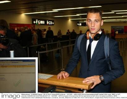 SOCCER - UEFA EURO EM Europameisterschaft Fussball 2016 quali, MNE vs AUT, preview SCHWECHAT,AUSTRIA,08.OCT.15 - SOCCER - UEFA European Championship EM Europameisterschaft 2016, European Qualifiers, OEFB international match Länderspiel Montenegro vs Austria, preview, departure of team AUT from Vienna airport. Image shows Marko Arnautovic (AUT). GEPAxpictures xChristianxOrt