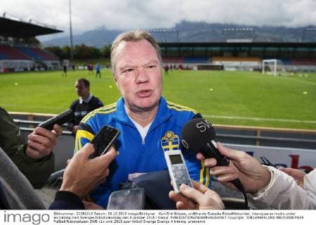 Karl-Erik Nilsson, ordförande Svenska Fotbollförbundet, intervjuas av media under en träning med Sveriges fotbollslandslag den 8 oktober 2015 i Vaduz.  Copyright: JOELxMARKLUND BB151008JM009