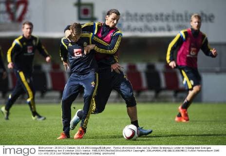 Pontus Wernbloom dras ned av Zlatan Ibrahimovic under en träning med Sveriges fotbollslandslag den 8 oktober 2015 i Vaduz.  Copyright: JOELxMARKLUND BB151008JM011