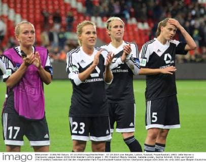 07.10.2015 xcex Belgien, Lüttich, Fussball, Frauenfussball, UWCL Uefa Women s Champions League Saison 2015 2016 Standart Lüttich gegen 1. FFC Frankfurt Mandy Islacker, Isabelle Linden, Sophie Schmidt, Emily van Egmont (FFC Frankfurt) bedanken sich bei den mitgereisten Fans
