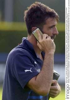 Aktuell Fußball, Training Nationalteam Italien IPP20151008 Football - soccer: international match Länderspiel training session of Italy (ITA), il portiere Gianluigi Buffon mentre parla al telefonino cellulare (Hinweis: Verwendung nur in Deutschland - only Germany) xHOCHxZWEIx xItalyxPhotoxPressx 