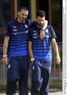 Aktuell Fußball, Training Nationalteam Italien IPP20151008 Football - soccer: international match Länderspiel training session of Italy (ITA), Leonardo Bonucci e Antonio Candreva abbracciati (Hinweis: Verwendung nur in Deutschland - only Germany) xHOCHxZWEIx xItalyxPhotoxPressx 