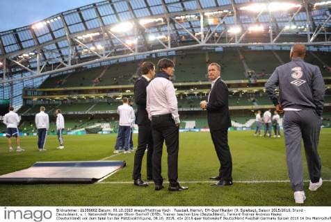 Fussball, Herren, EM-Qualifikation (9. Spieltag), Saison 2015 2016, Irland - Deutschland, v. l. Nationalelf-Manager Oliver Bierhoff (DFB), Trainer Joachim Löw (Deutschland), Torwart-Trainer Andreas Köpke (Deutschland) vor dem Spiel bei der Platzbesichtigung, 08.10. 2015,