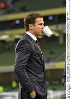 08.10.2015, Fussball Europameisterschafts-Qualifikation, 9.Spieltag, Irland - Deutschland, im AVIVA-Stadion, Dublin (Irland). Teammanager Oliver Bierhoff (Deutschland) hat den Kaffeebecher im Mund, 