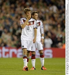 08.10.2015, Fussball Europameisterschafts-Qualifikation, 9.Spieltag, Irland - Deutschland, im AVIVA-Stadion, Dublin (Irland). Thomas Müller (Deutschland) und Mesut Özil (Deutschland) frustriert. 