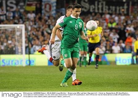 Shane Long (IRL) auf dem Weg zum 1:0 - Irland vs. Deutschland, EM-Qualifikation, Aviva Stadium