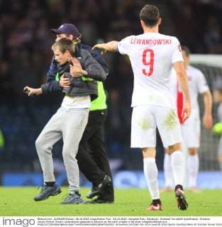 08.10.2015. Hampden Park, Edinburgh, Scotland. Euro2016 Qualification. Scotland versus Poland. Robert Lewandowski gestures to security as the pitch invader is led away xVagelisxGeorgarioux  ActionPlus11670261