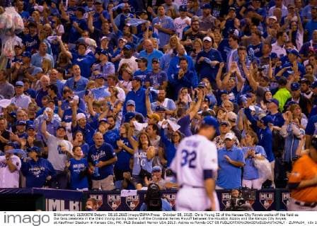 October 08, 2015: Chris Young 32 of the Kansas City Royals walks off the field as the fans celebrate in the third inning during Game 1 of the Divisional Series Playoff between the Houston Astros and the Kansas City Royals at Kauffman Stadium in Kansas City, MO. MLB Baseball Herren USA 2015: Astros vs Royals OCT 08 - ZUMAc04_