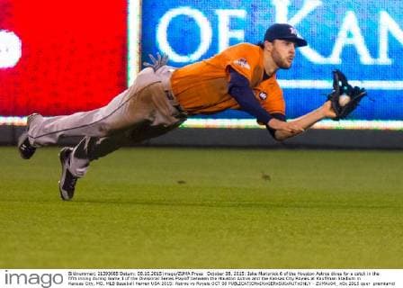 October 08, 2015: Jake Marisnick 6 of the Houston Astros dives for a catch in the fifth inning during Game 1 of the Divisional Series Playoff between the Houston Astros and the Kansas City Royals at Kauffman Stadium in Kansas City, MO. MLB Baseball Herren USA 2015: Astros vs Royals OCT 08 - ZUMAc04_