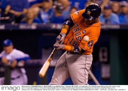 October 08, 2015: Luis Valbuena 18 of the Houston Astros fouls off a pitch in the sixth inning during Game 1 of the Divisional Series Playoff between the Houston Astros and the Kansas City Royals at Kauffman Stadium in Kansas City, MO. MLB Baseball Herren USA 2015: Astros vs Royals OCT 08 - ZUMAc04_