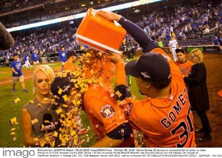 October 08, 2015: Carlos Gomez 30 dumps an ice bucket full of candy on Jake Marisnick 6 of the Houston Astros after Game 1 of the Divisional Series Playoff between the Houston Astros and the Kansas City Royals at Kauffman Stadium in Kansas City, MO. MLB Baseball Herren USA 2015: Astros vs Royals OCT 08 - ZUMAc04_